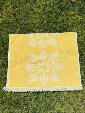 VTG Cannon Royal Family Yellow Snowflake Sculpted Bath Towel Fringe 24x41 GUC